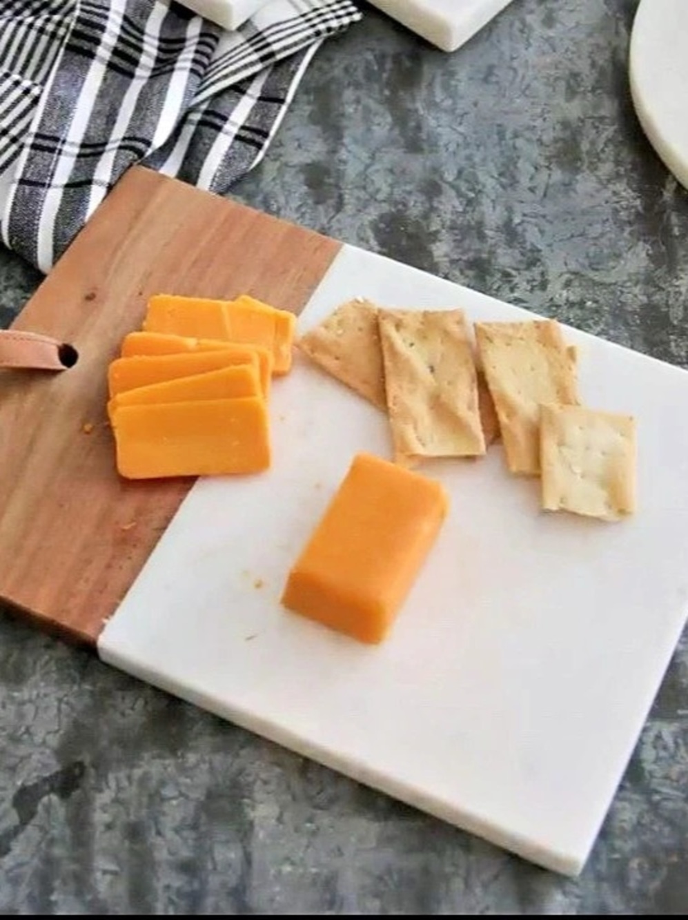 Foreside Home marble and wood cutting board